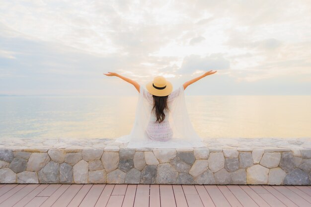 肖像画美しい若いアジア女性の幸せな笑顔海ビーチ海の周りでリラックスします。