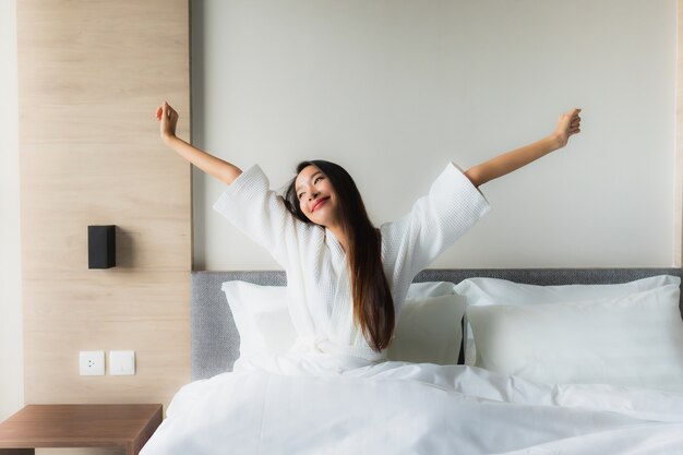 초상화 아름 다운 젊은 아시아 여성 행복 한 미소는 침대에서 휴식
