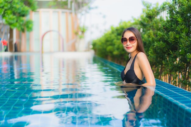 세로 아름다운 젊은 아시아 여성 행복한 미소 리조트 야외 수영장 휴식