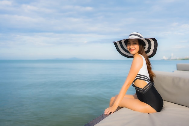 초상화 아름 다운 젊은 아시아 여성 휴식 바다 해변 바다 주위 행복 미소
