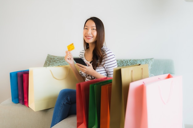 Foto gratuita belle giovani donne asiatiche del ritratto con il telefono cellulare o il computer della carta di credito per comperare