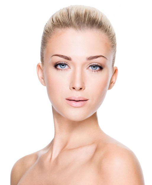 Free photo portrait of beautiful young blond woman with clean face