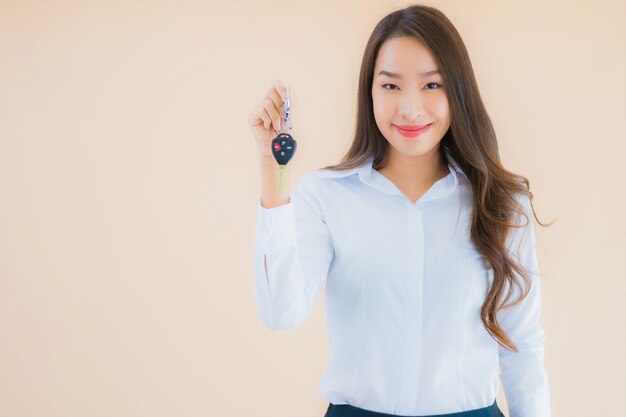 세로 자동차 키와 아름 다운 젊은 비즈니스 아시아 여자