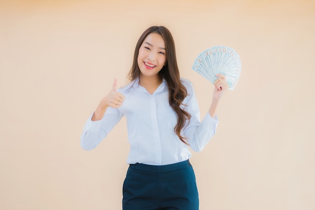 Free photo portrait beautiful young business asian woman with cash or money