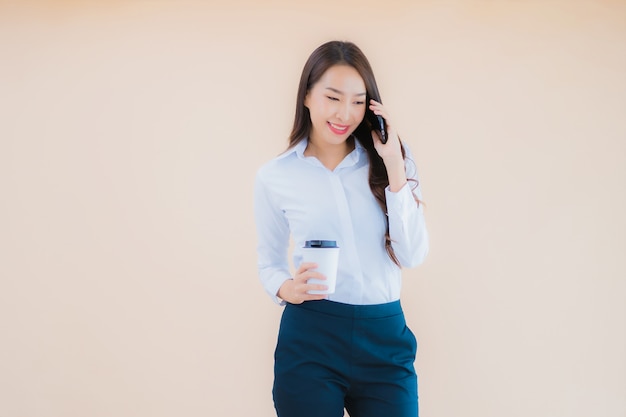 스마트 휴대 전화와 커피 컵 초상화 아름 다운 젊은 비즈니스 아시아 여자