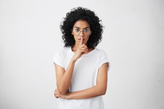 Free photo portrait of beautiful young dark-skinned mother wearing stylish round eyeglasses