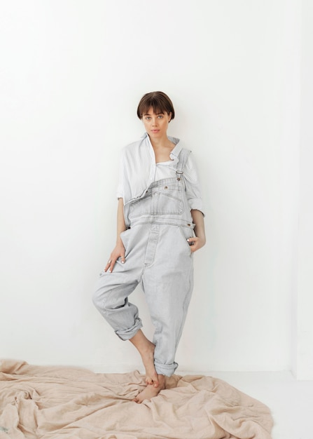 Free photo portrait of beautiful young female wearing jumpsuit