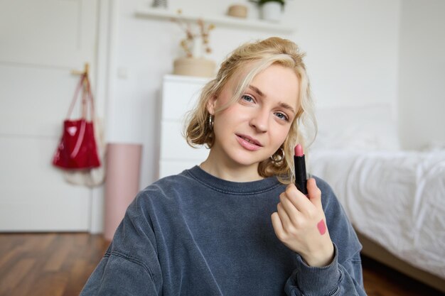 ソーシャルメディアのコンテンツクリエイターである美しい若い女性の肖像画がデジタル画面の前に座っています