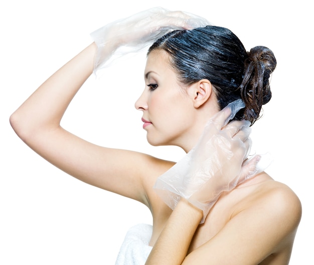 Foto gratuita ritratto di bella giovane donna che tinge i capelli isolati su bianco