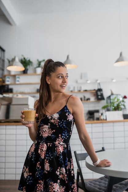 Портрет красивой молодой женщины, собирающейся пить кофе по утрам