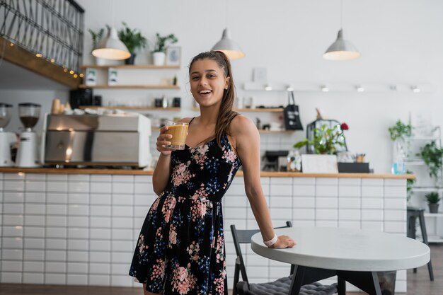 Портрет красивой молодой женщины, собирающейся пить кофе
