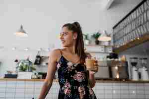 Free photo portrait of beautiful young woman going to drink coffee