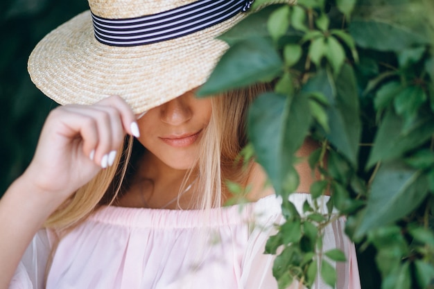 Free photo portrait of beautiful young woman in hat