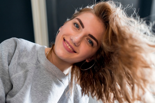 Free photo portrait of a beautiful young woman looking at camera