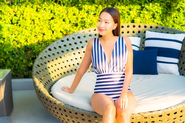 La bella giovane donna del ritratto si rilassa il tempo libero di sorriso in vacanza intorno alla piscina nell'hotel della località di soggiorno