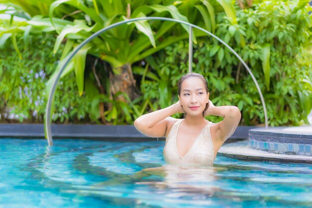 Портрет красивой молодой женщины, расслабляющейся в бассейне