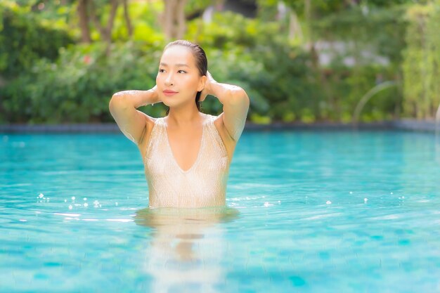 Портрет красивой молодой женщины, расслабляющейся в бассейне
