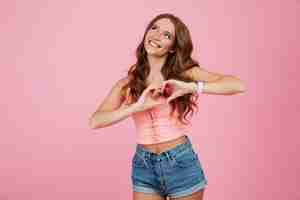 Free photo portrait of a beautiful young woman in summer clothes