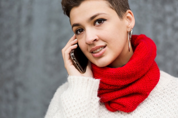 전화 통화하는 아름 다운 젊은 여자의 초상화