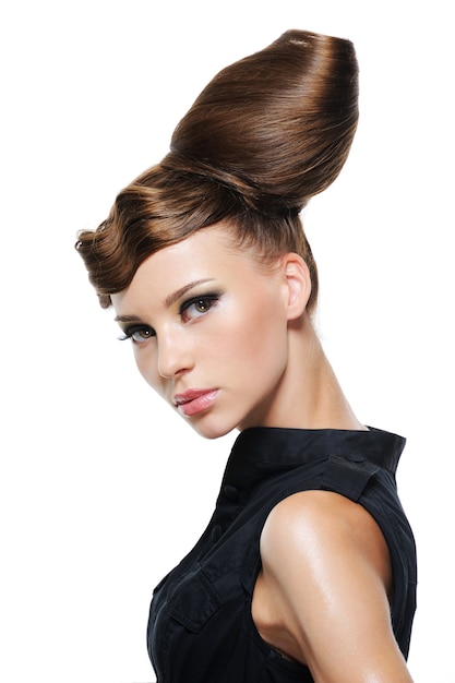 Free photo portrait of beautiful young woman with creative fashion hairstyle