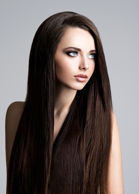 Портрет красивой молодой женщины с длинными прямыми волосами