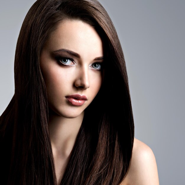 長いストレートの髪を持つ美しい若い女性の肖像画