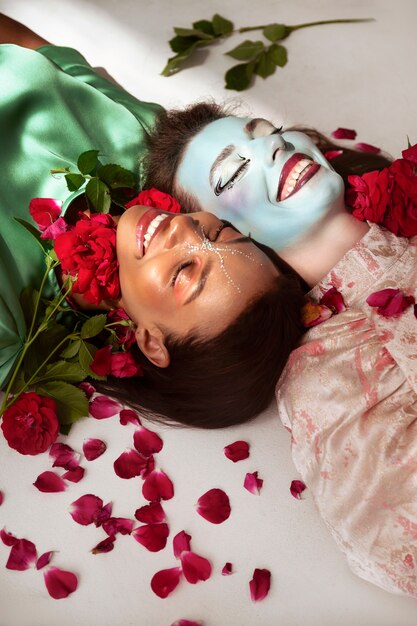 フェイスメイクとバラの美しい若い女性の肖像画
