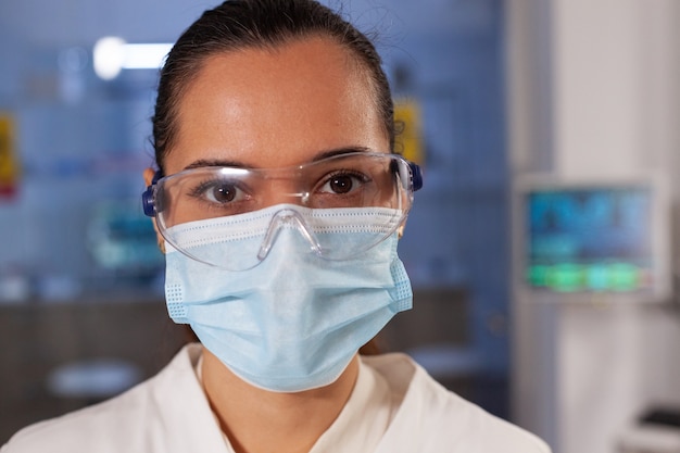 Free photo portrait of biotechnology chemist working in laboratory