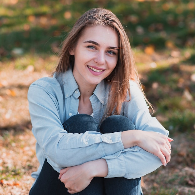 Foto gratuita ritratto della ragazza bionda che esamina fotografo