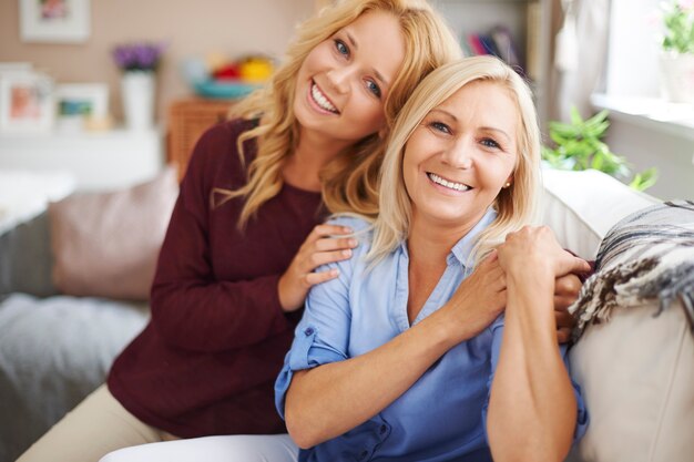 Free photo portrait of blonde mother and daughter at home