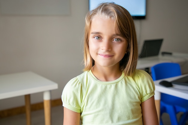 Free photo portrait of blonde pretty girl in yellow shirt