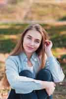 Free photo portrait of blonde woman looking at photographer