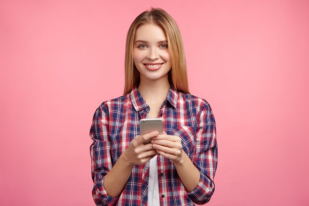 Портрет блондинки в полосатой рубашке с телефоном
