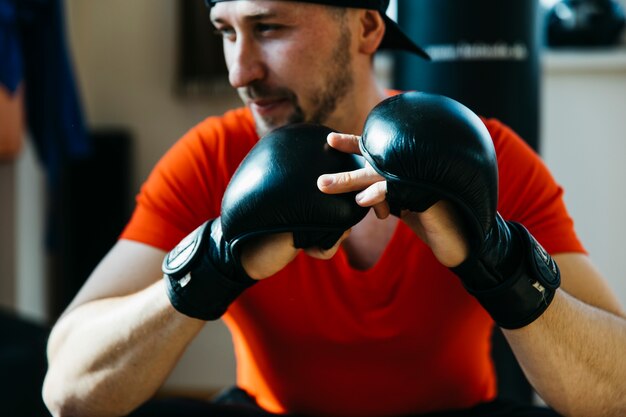 Портрет боксера в спортзале