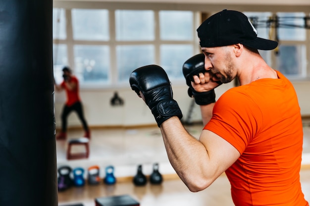 Foto gratuita ritratto di pugile in palestra