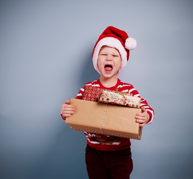 Free photo portrait of boy with christmas gifts