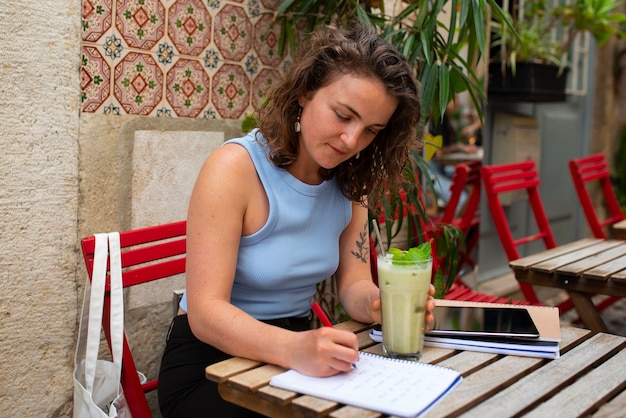 Foto gratuita ritratto di donna senza reggiseno all'aperto al caffè