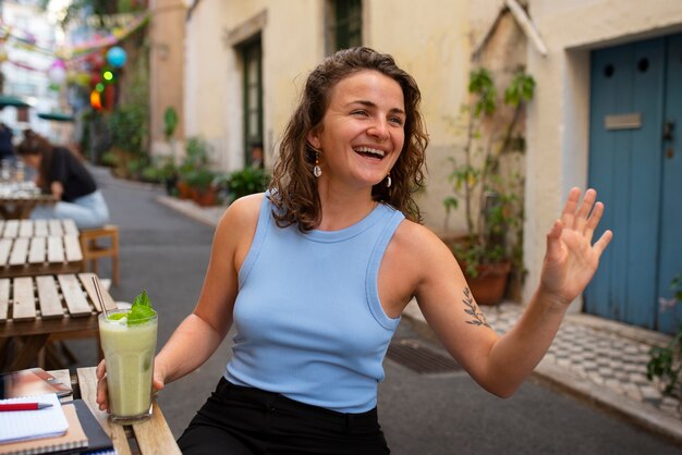 カフェで屋外のノーブラ女性の肖像画