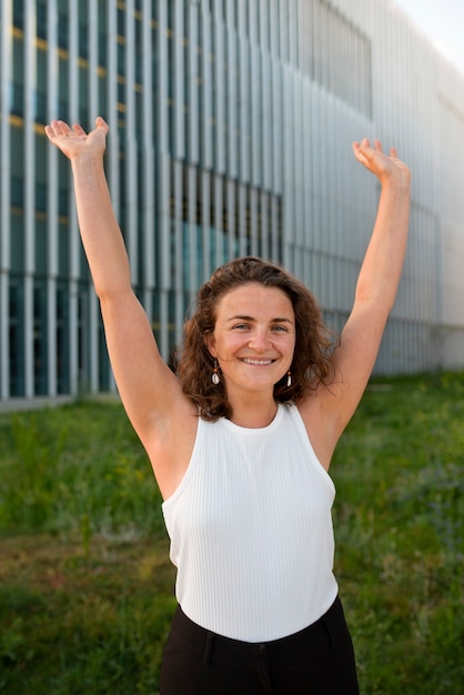 Free photo portrait of braless woman outdoors\