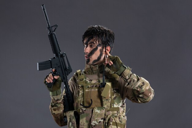 Портрет храброго солдата, сражающегося во время операции на темной стене
