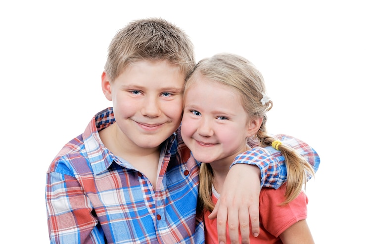 Free Photo portrait of brother and sister in studio