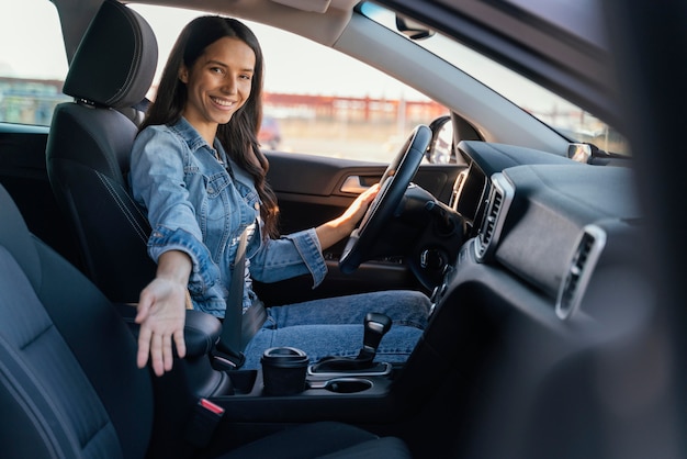 Foto gratuita ritratto di donna bruna nella sua auto