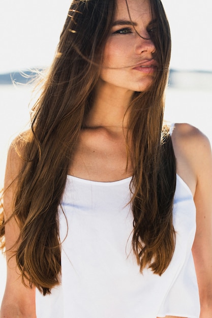 Free photo portrait of brunette woman with long shiny hair