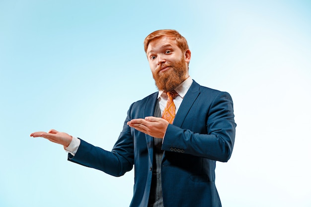 Free photo portrait of a business man showing a copyspace