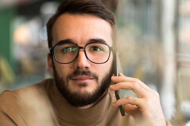 Uomo di affari del ritratto che parla sopra il telefono