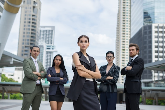 Foto gratuita ritratto di uomini d'affari che lavorano squadra fuori.