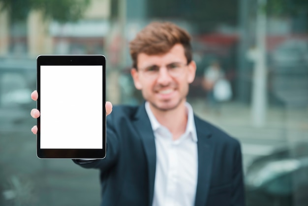 白い画面表示とデジタルタブレットを示す実業家の肖像画