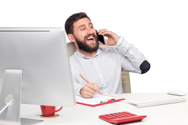 Портрет бизнесмена, говорить на мобильный телефон в офисе