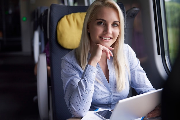 Free photo portrait of businesswoman at the train