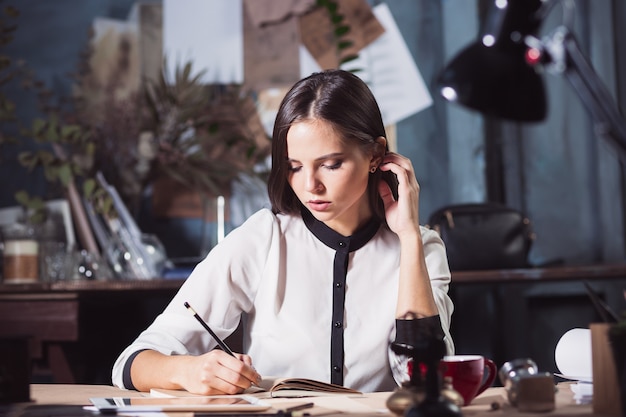 Free photo portrait of a businesswoman who is working at office